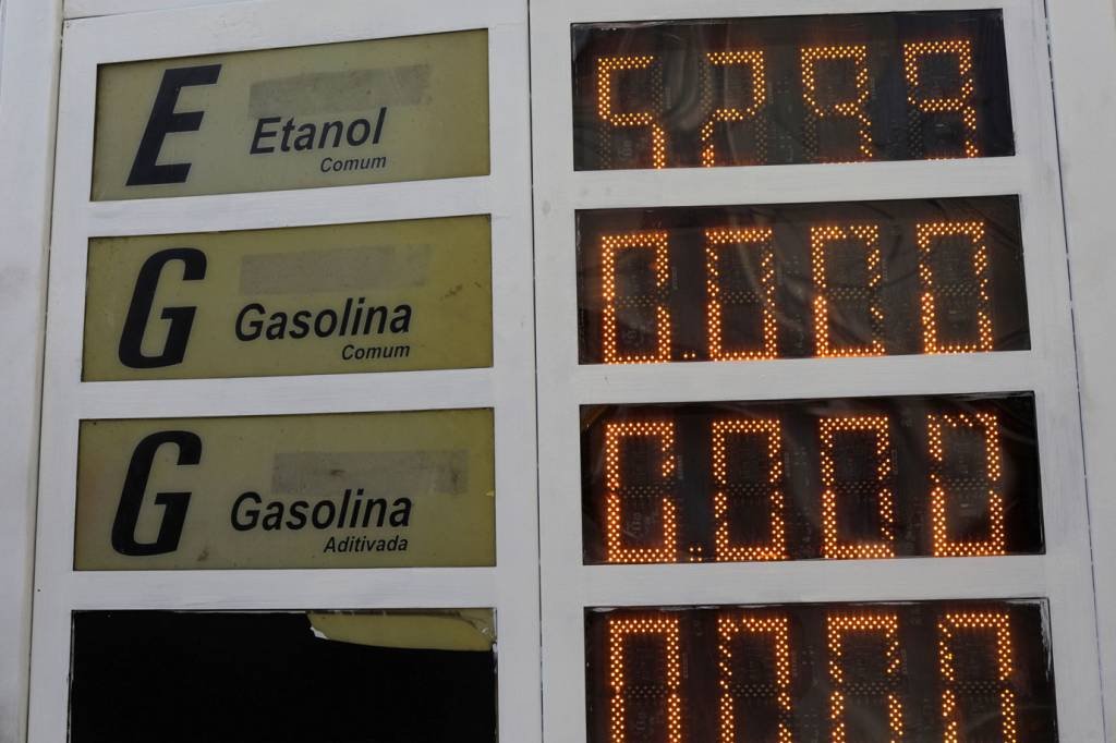 Com diesel em falta em postos de gasolina no Rio, litro chega a R$ 5,20