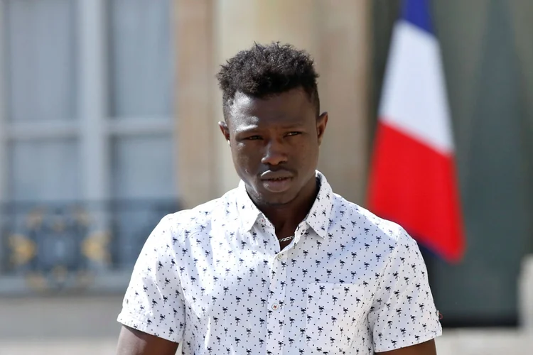 Mamoudou Gassama, de 22 anos, escalou rapidamente a fachada do prédio no 18º distrito em Paris para salvar uma criança de 4 anos (Thibault Camus/Pool/Reprodução)