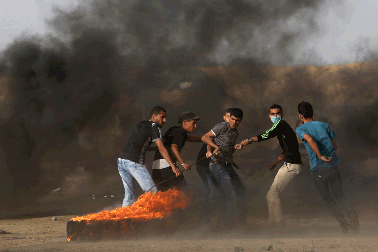 Gaza: os protestos dessa sexta (25) contaram com cerca de 200 palestinos e 86 ficaram feridos (Ibraheem Abu Mustafa/Reuters)