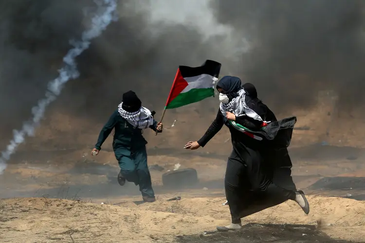 Palestinos protestam na Faixa de Gaza contra Israel (/Ibraheem Abu Mustafa/Reuters)