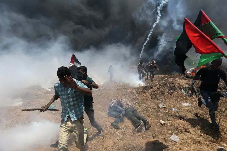 Gaza: cerca de 59 pessoas morreram e 2400 ficaram feridas nos protestos de ontem (14) em Gaza (Ibraheem Abu Mustafa/Reuters)