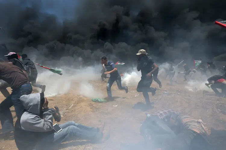 Gaza: mais de 50 palestinos morreram e, ao menos, 2 mil ficaram feridos em protestos, no dia da inauguração da embaixada dos EUA em Jerusalém (Ibraheem Abu Mustafa/Reuters)