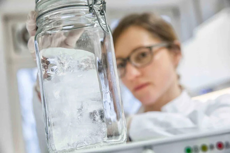 Cientista prepara núcleo de gelo marinho do Ártico para análise de microplásticos.  (Alfred-Wegener-Institut / Tristan Vankann/Divulgação)