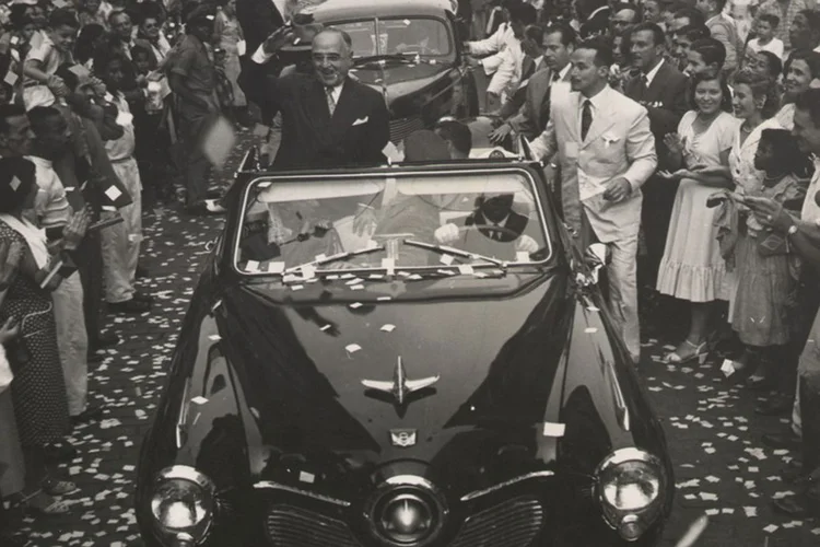 Getúlio Vargas desfilando em carro aberto pelas ruas de Vitória, Espírito Santo em 1951 (Arquivo Nacional/Wikimedia Commons)