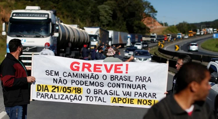 Caminhoneiros: classe têm garantido o direito constitucional de livre manifestação, mas não podem bloquear as rodovias (Rodolfo Buhrer/Reuters)