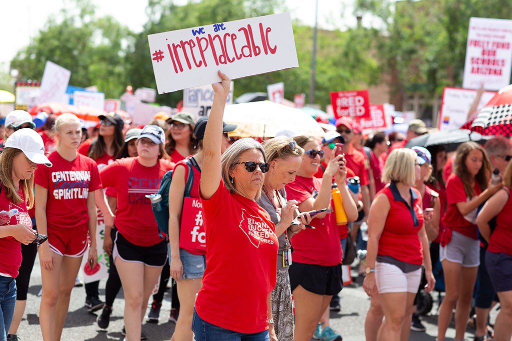 GREVE DE PROFESSORES NO ARIZONA: estados comandados por republicanos vivem cortes na educação / Caitlin O'Hara para o The New York Times