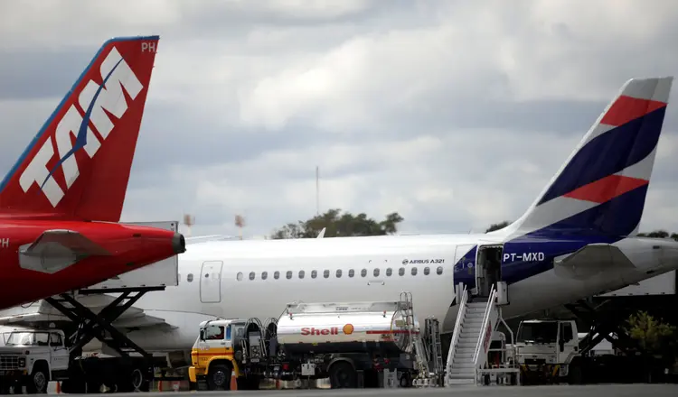 Um avião é abastecido no aeroporto internacional de Brasília, durante greve dos caminhoneiros. Ueslei Marcelino/Reuters (Ueslei Marcelino/Reuters)