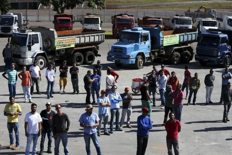 Caminhoneiros: Polícia Rodoviária Federal informou que só são multados os veículos em vias e acostamentos (Marcelo Camargo/Agência Brasil)