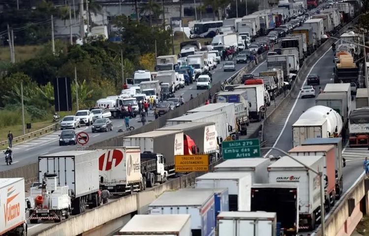 Caminhões participam de protesto na BR-116 em São Paulo (Leonardo Benassatto/Reuters)
