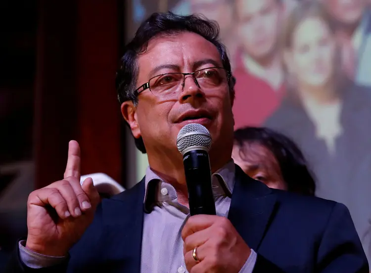 Gustavo Petro: candidato tenta se livrar da pecha de aliado do "castrochavismo" (Henry Romero/Reuters)