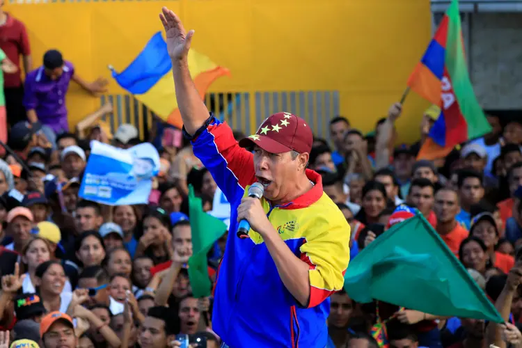 Candidato Henri Falcon do partido Avanzada Progresista fala com eleitores em Barquisimeto, Venezuela: diante das críticas de um lado e do outro, Falcón se diz atacado por extremos em um país polarizado (Marco Bello/Reuters)