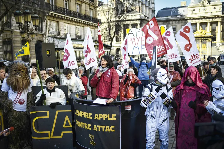 Protesto antiglobalização em Paris: a onda de pessimismo afeta diretamente as multinacionais | Stephane de Sakutin/AFP Photo / 