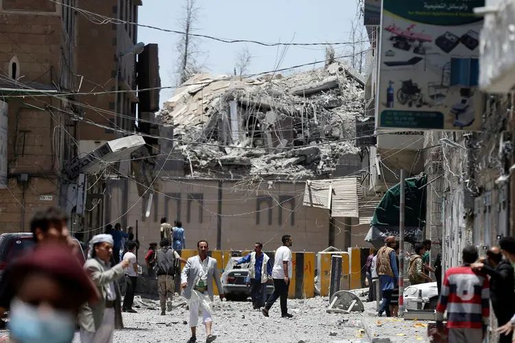 Iemên: Gabinete presidencial controlado por rebeldes é atingido por bombas em 07 de maio (Khaled Abdullah/Reuters)