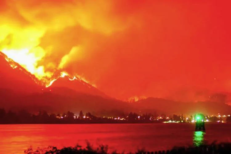 Incêndio em Eagle Creek em setembro de 2017: adolescente que se declarou culpado de ter causado é multado em milhões de dólares (YouTube/Reprodução)