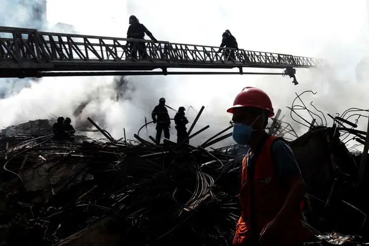 Bombeiros em prédio que desabou após incêndio em São Paulo (Leonardo Benassatto/Reuters)