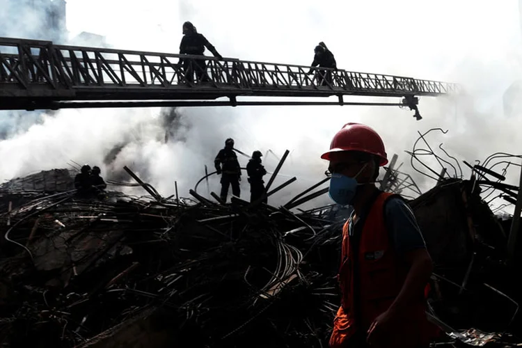 Desabamento: segundo os Bombeiros, ao todo 49 pessoas que viviam no prédio ainda não se apresentaram (Leonardo Benassatto/Reuters)