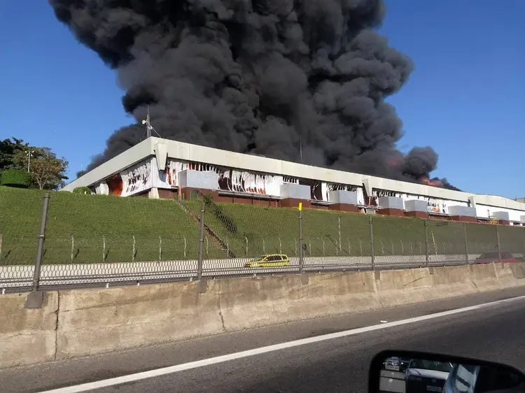 Incêndio no RJ: não há informações sobre vítimas (Padre Miguel News/Facebook/divulgação/Divulgação)