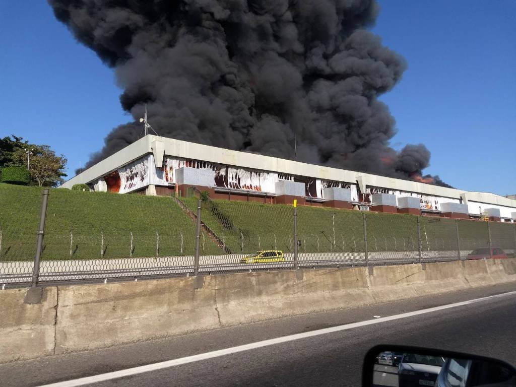 Incêndio atinge galpão de rede de farmácias no Rio