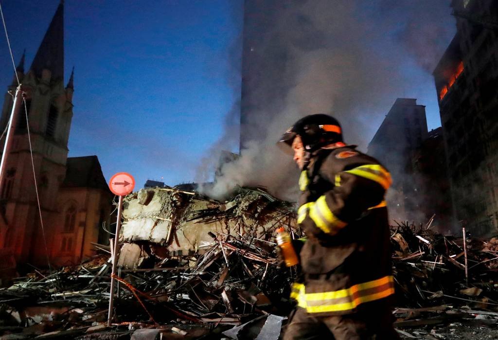 Bombeiros reduzem para 29 as possíveis vítimas na queda de prédio em SP
