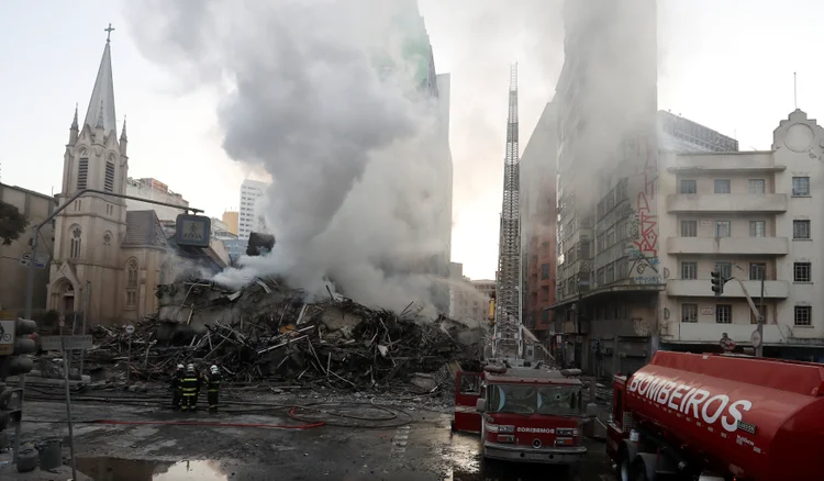 Desabamento: até o momento, os bombeiros estão considerando que existam quatro vítimas sob os escombros (Leonardo Benassatto/Reuters)