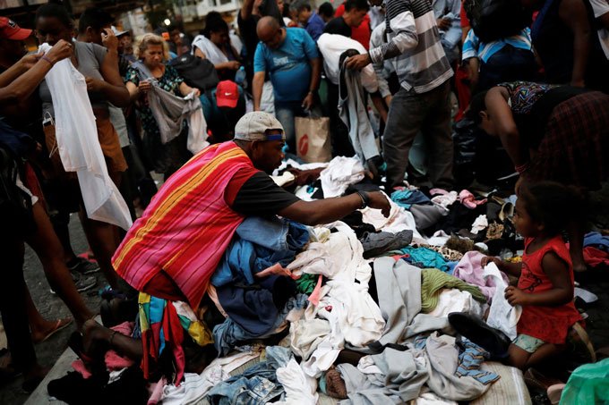 Moradores de prédio que desabou no centro de SP passam a noite na rua