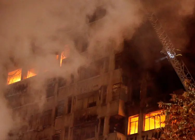 Incêndio em SP: de quatro a cinco prédios na região foram evacuados (Leonardo Benassatto/Reuters)