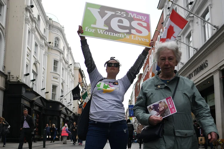 Mulheres na Irlanda: país decidirá se derruba restrições ao aborto em um referendo nesta quinta, 24 (Clodagh Kilcoyne/Reuters)