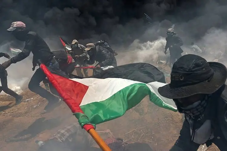 PROTESTO EM GAZA: palestinos fogem de bombas de gás e fogo na fronteira com Israel / Ibraheem Abu Mustafa/ Reuters
