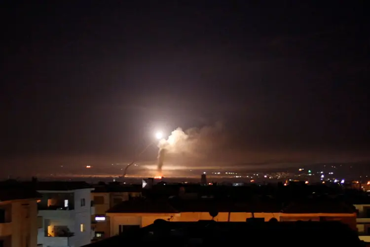 Ataque: os mísseis tiveram como alvo posições militares das forças do regime sírio e de seus aliados perto de Damasco (Omar Sanadiki/Reuters)