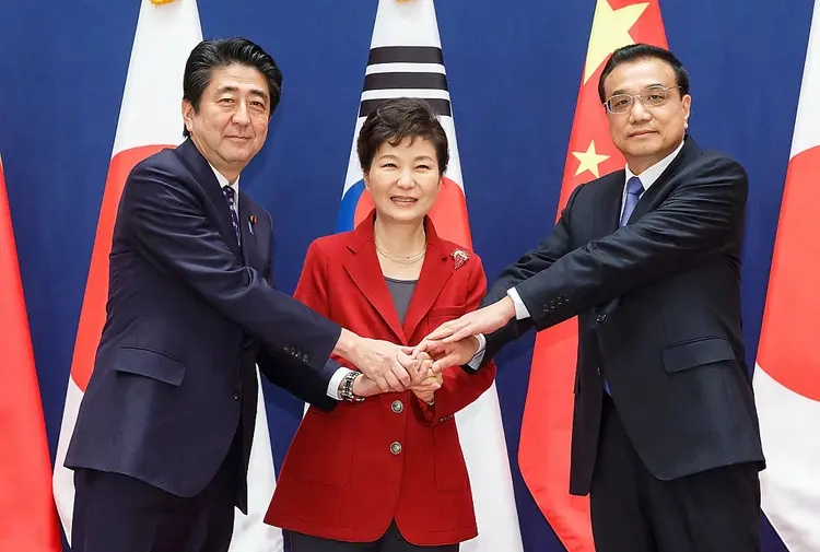 Encontro: Moon Jae-in, presidente da Coreia do Sul, e Li Keqiang, premiê chinês, chegam nesta quarta-feira a Tóquio, onde se encontram Shinzo Abe