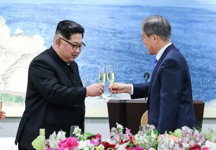 Kim e Moon: depois que Trump cancelou a reunião entre Estados Unidos e Coreia do Norte, Kim Jon-un se reuniu com o presidente sul-coreano para tentar salvar o encontro  (Divulgação/Reuters)