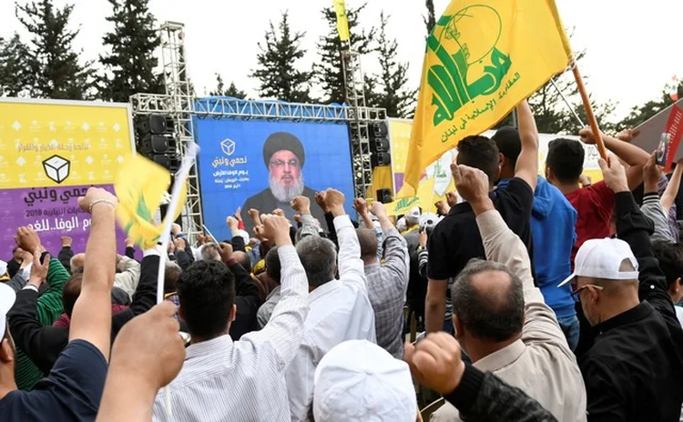 Foto de Sayyed Hassan Nasrallah em placa durante ato: retaliação aos EUA aconteceria "nos próximos dias, semanas e meses" (Hasan Abdallah/Reuters)