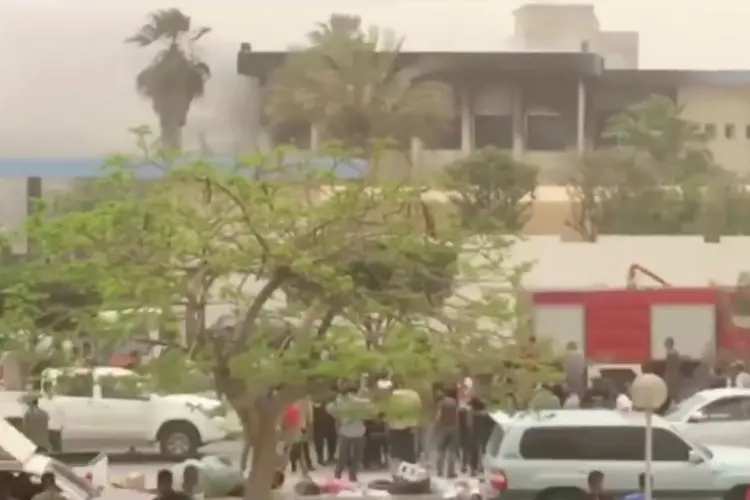 Líbia: ao menos 13 pessoas morreram no atentando em Trípoli (AL NABAA CHANNEL/via REUTERS/Reuters)