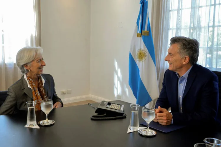 ACORDO DO BARULHO: o presidente da Argentina Mauricio Macri posa para foto com a diretora do FMI Christine Lagarde: pedido de ajuda ao fundo desagrada sindicatos argentinos (Presidência/Reuters)