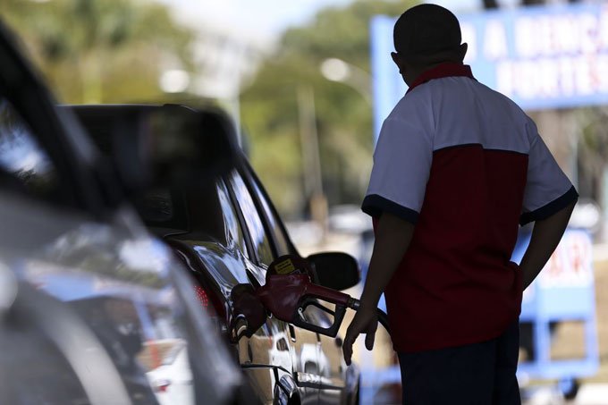 Sindicato sugere que postos limitem abastecimento de combustível