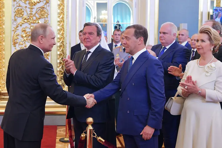 Putin e Medvedev: a indicação de Putin deve ser aprovada na câmara baixa do Parlamento (Sputnik/Alexei Druzhinin/Kremlin/Reuters)