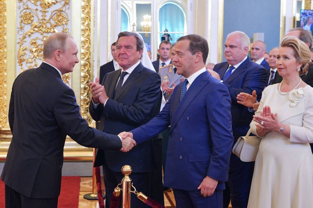 Putin propõe Medvedev novamente como primeiro-ministro
