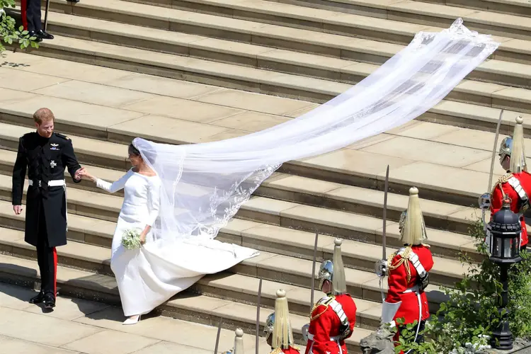 Megan Markle: vestido da duquesa tinha decote canoa, brilho opaco e seis costuras estruturais (Andrew Matthews/Pool/Reuters)