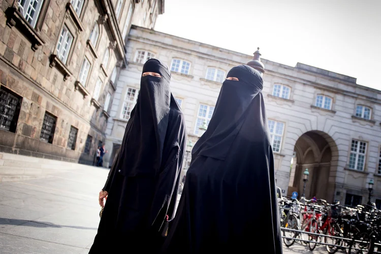 Mulheres usam vestimentas islâmicas em Copenhague, capital da Dinamarca: país proibiu o uso do véu integral em espaços públicos (Ritzau Scanpix/Mads Claus Rasmussen/Reuters)