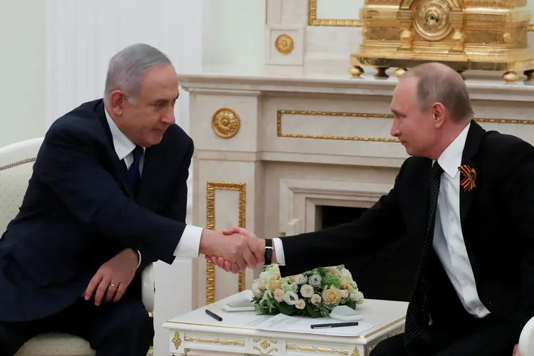 Netanyahu e Putin: a Rússia poderia usar sua relação para ajudar os dois países a se comunicarem, disse especialista em Geopolítica (Sergei Ilnitsky/Reuters)