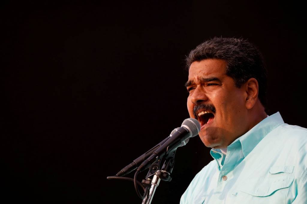 Maduro, protagonista da derrocada venezuelana, mas ainda de pé