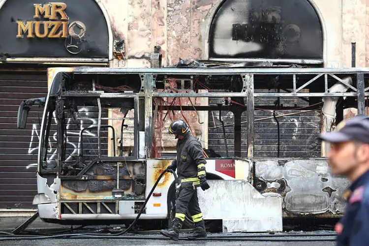 Explosão: os passageiros e o motorista conseguiram evacuar o veículo antes que ele fosse consumido pelas chamas (Alessandro Bianchi/Reuters)