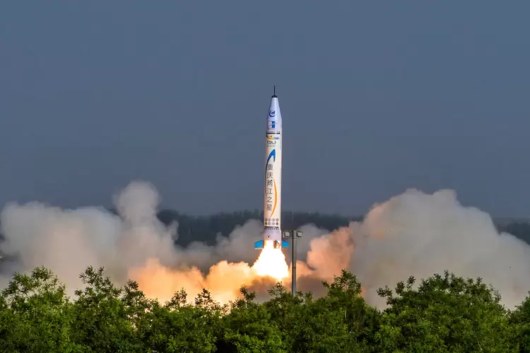 Foguete: como planejado, o foguete da OneSpace chegou a 9 metros de envergadura e chegou a uma altitude de 273 quilômetros antes de cair (Wan Nan/Chongqing Ribao/Reuters)