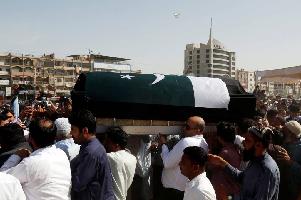 Paquistão enterra adolescente morta durante tiroteio em escola do Texas