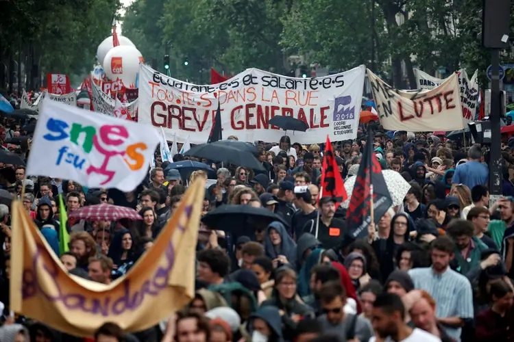 Protestos França: cerca de 15 mil pessoas participaram dos protestos contra o governo Macron (Christian Hartmann/Reuters)
