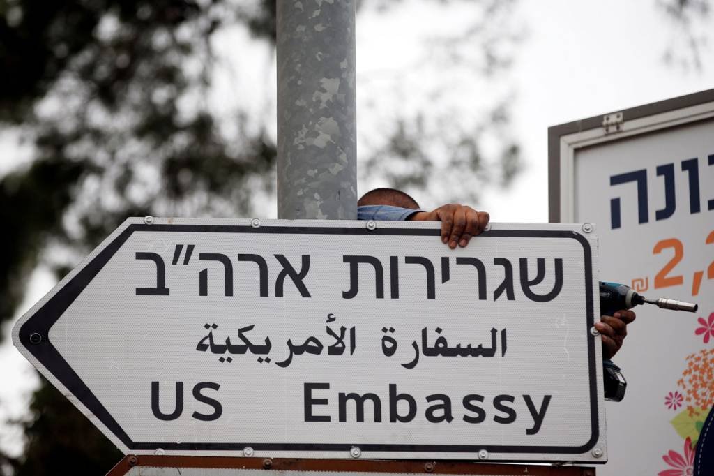 Israel instala placas que indicam a embaixada dos EUA em Jerusalém