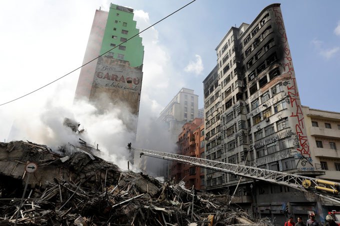 Bombeiros acham corpo de criança nos escombros de prédio em SP