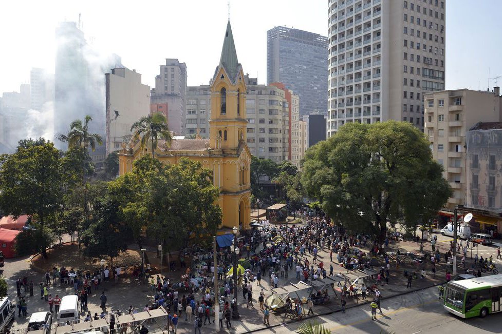 Dificuldade de recomeçar assusta moradores de edifício que desabou em SP