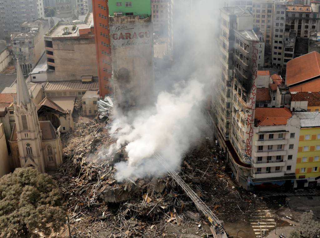 Edifício WIlton Paes da Almeida pega fogo: prédio era um dos 293 bens tombados em âmbito municipal dentro da área do Vale do Anhangabaú desde 1992 (Paulo Whitaker/Reuters)