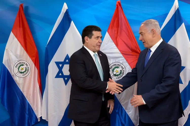 Horacio Cartes, do Paraguai, e Benjamin Netanyahu, de Israel: "decisão soberana é um acontecimento histórico", disse Cartes (Sebastian Scheiner/Pool/Reuters)